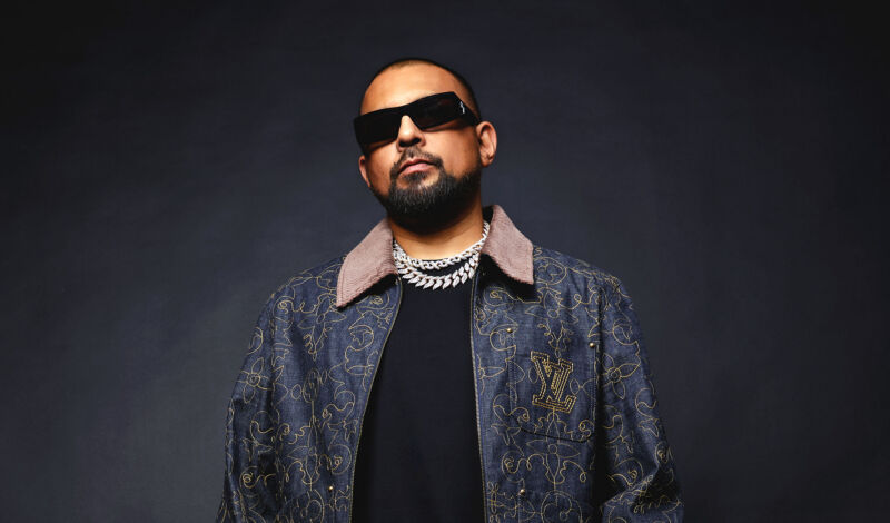 Der jamaikanische Sänger Sean Paulvor einem dunkelblauen hintergrund.