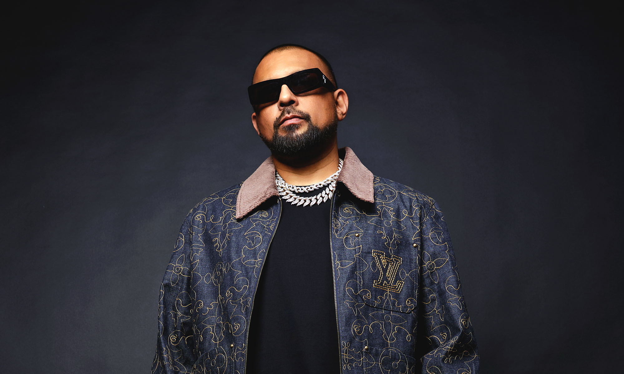 Der jamaikanische Sänger Sean Paulvor einem dunkelblauen Hintergrund.