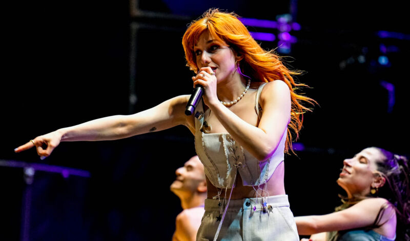 Sängerin Selin bei einem Auftritt auf der Bühne