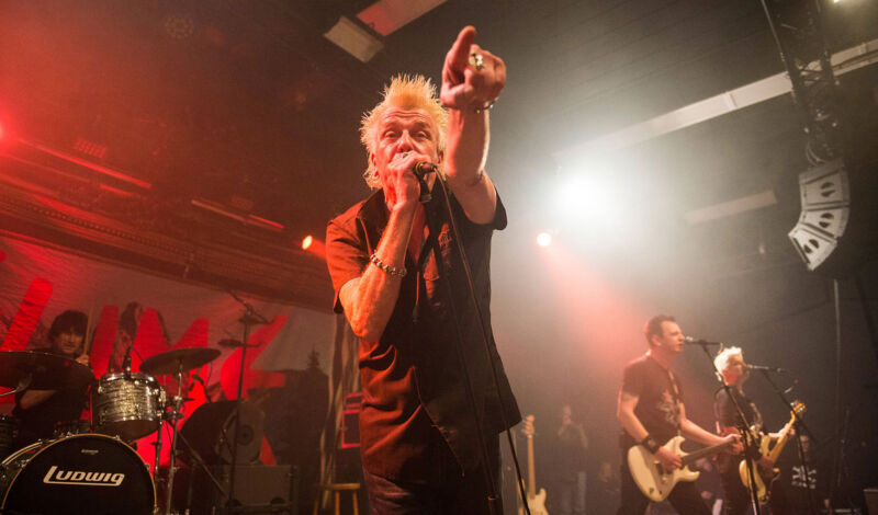 Die Punkband Slime bei einem Auftritt auf der Bühne