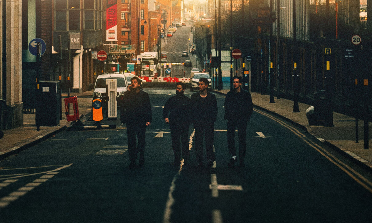 Die britische Band The Clause läuft auf einer nächtlichen Straße in England.