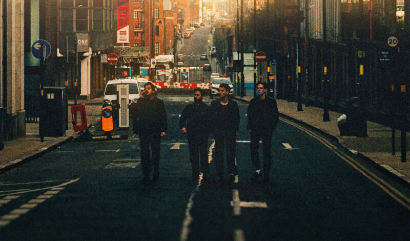 Die britische Band The Clause läuft auf einer nächtlichen Straße in England.