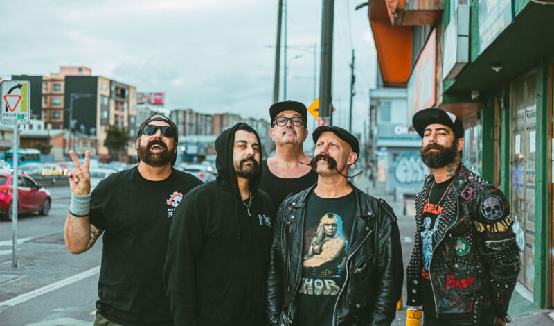 Die Kalifornische Punkband Zebrahead steh auf einer Straße.