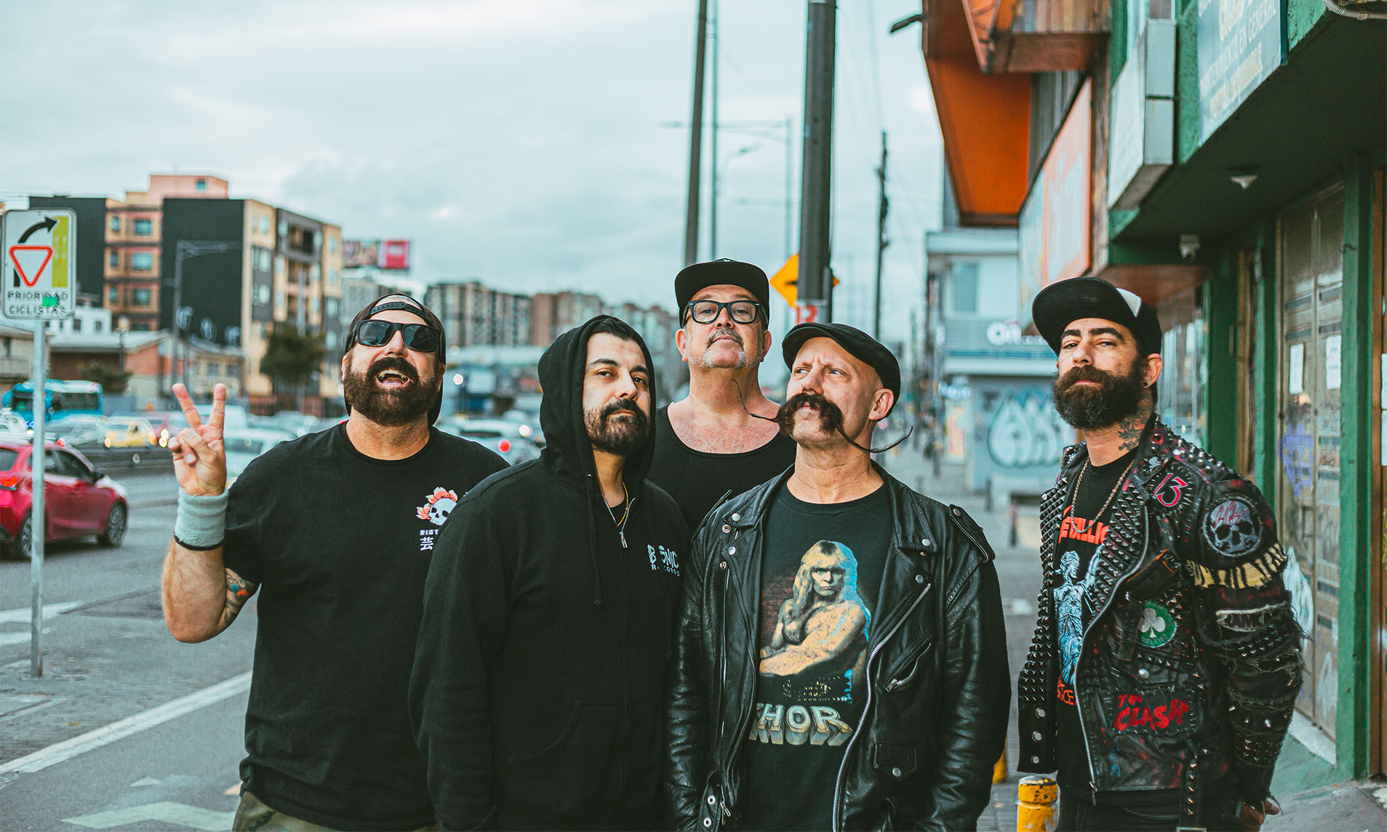 Die Kalifornische Punkband Zebrahead steh auf einer Straße.