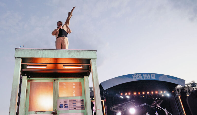 Apache207 steht oben auf den Bühneaufbauten während eines Open-Air-konzertes