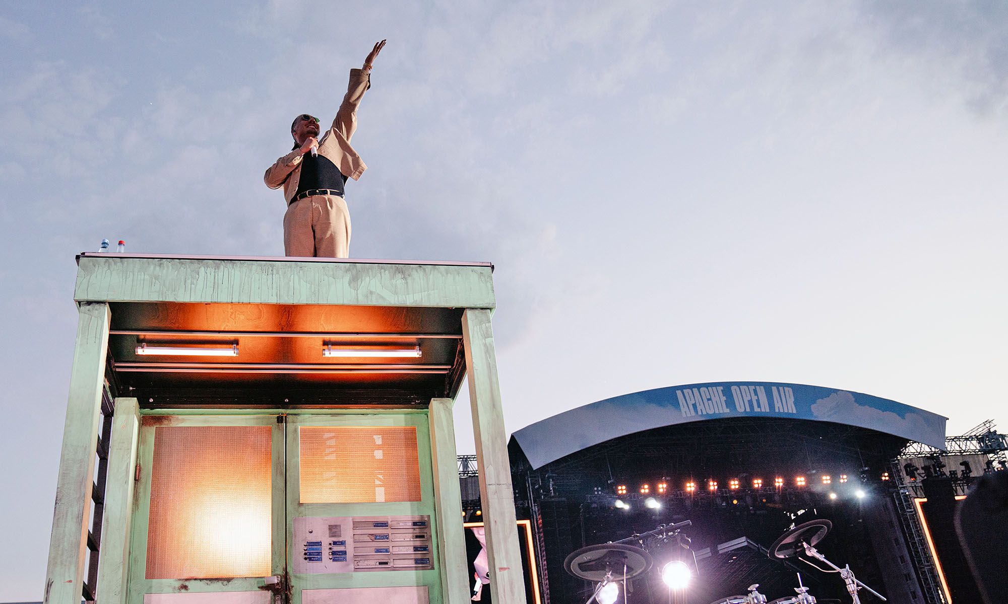 Apache207 steht oben auf den Bühneaufbauten während eines Open-Air-konzertes