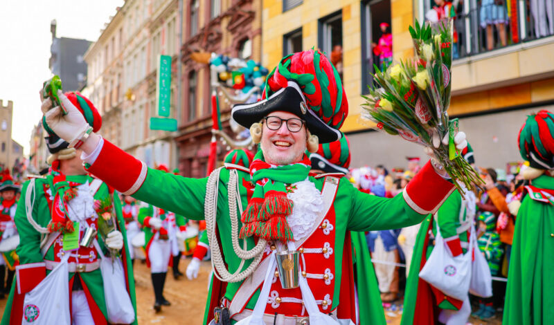 Ein Karnevalist der Altstädter Köln im Rosenmontagszug 2026