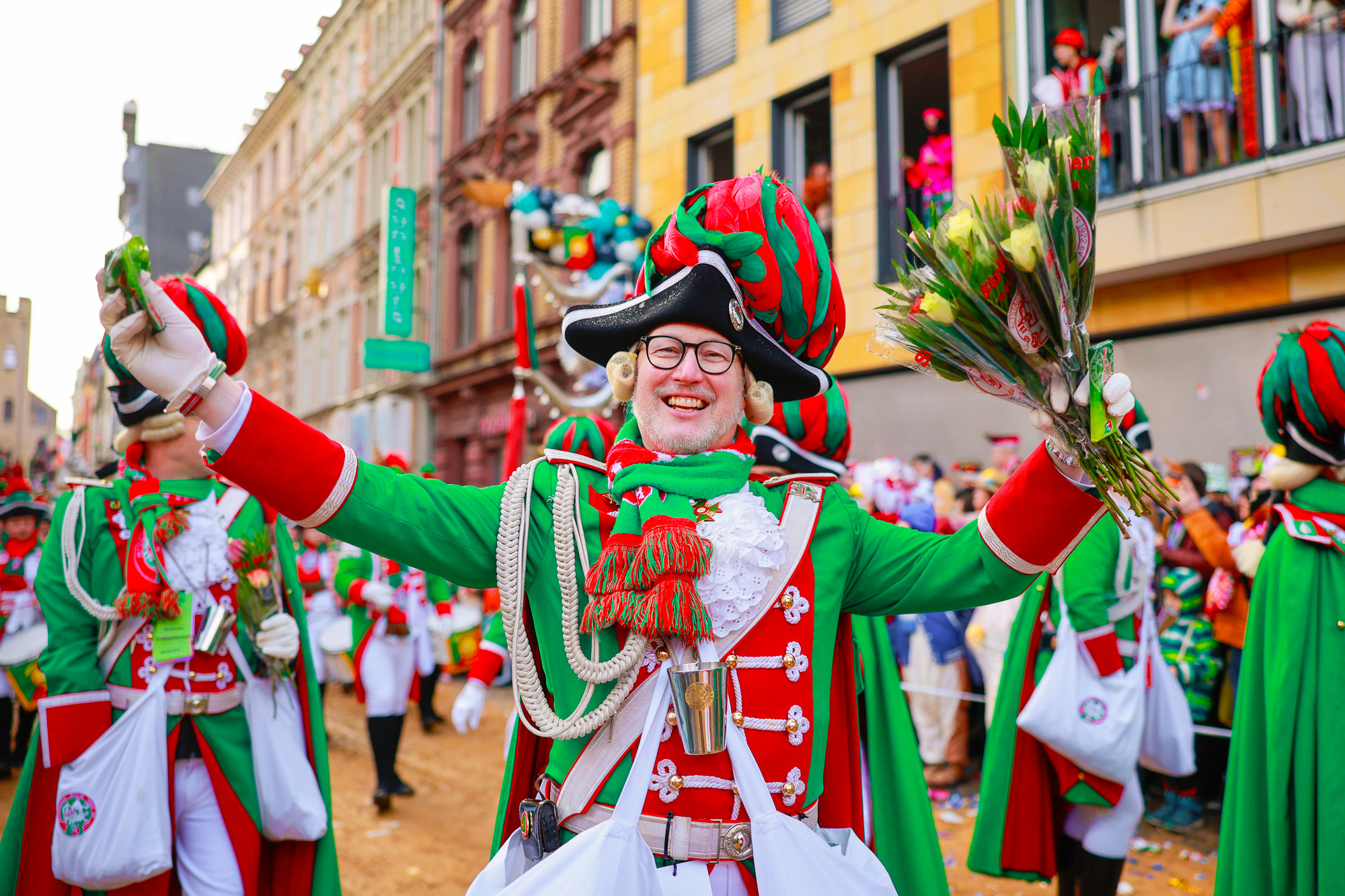 Ein Karnevalist der Altstädter Köln im Rosenmontagszug 2026