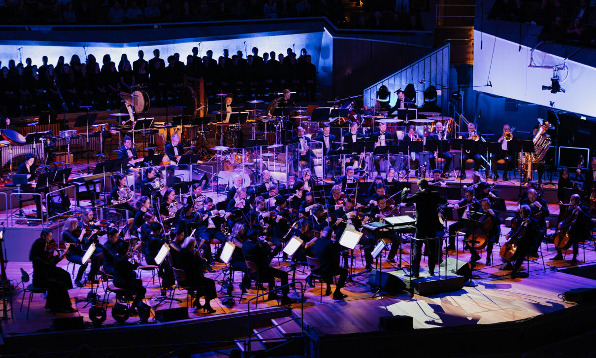 Ein Orchseter auf der Bühne während einer Aufführung von The Sound of Epic Anime