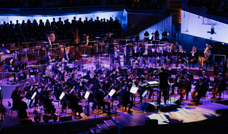 Ein Orchseter auf der Bühne während einer Aufführung von The Sound of Epic Anime