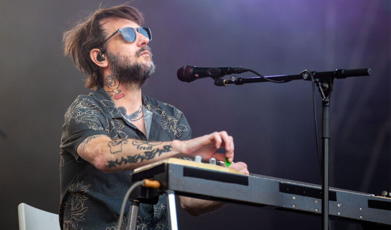 Sänger Ben Bridwell von Band of Horses bei einem Auftritt auf der Bühne
