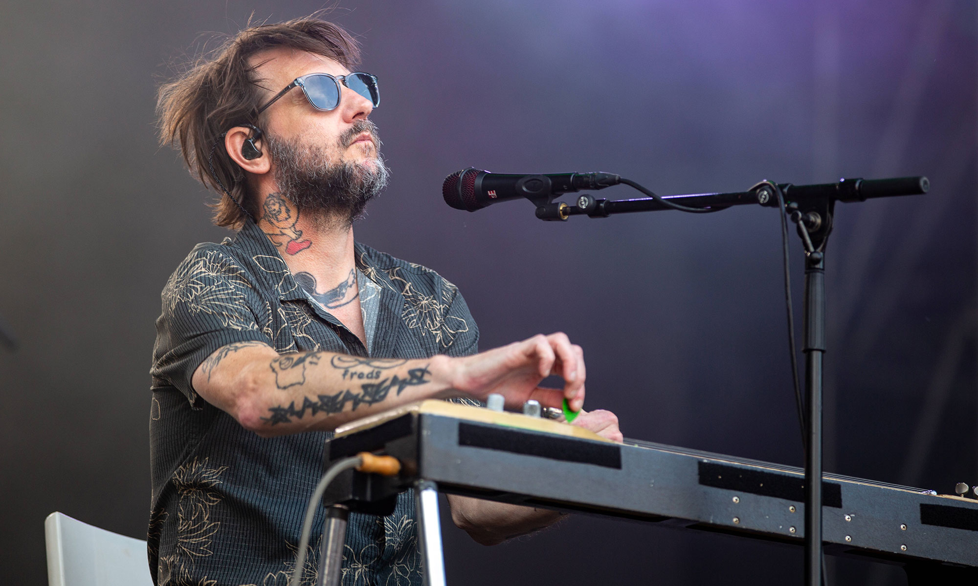Sänger Ben Bridwell von Band of Horses bei einem Auftritt auf der Bühne