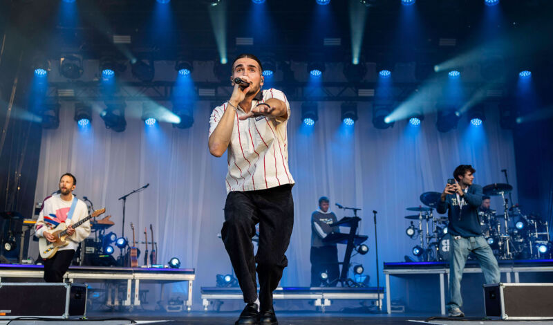 Die Band ClockClock bei einem Auftritt auf der Bühne
