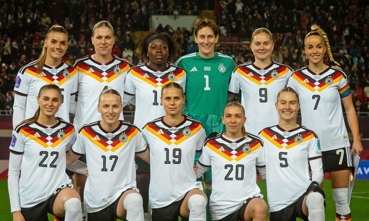 Das DFB-Team der Frauen steht zusammen für ein Teamfoto.