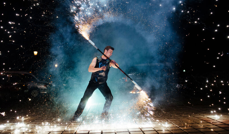 Feuershow auf einer Bühne