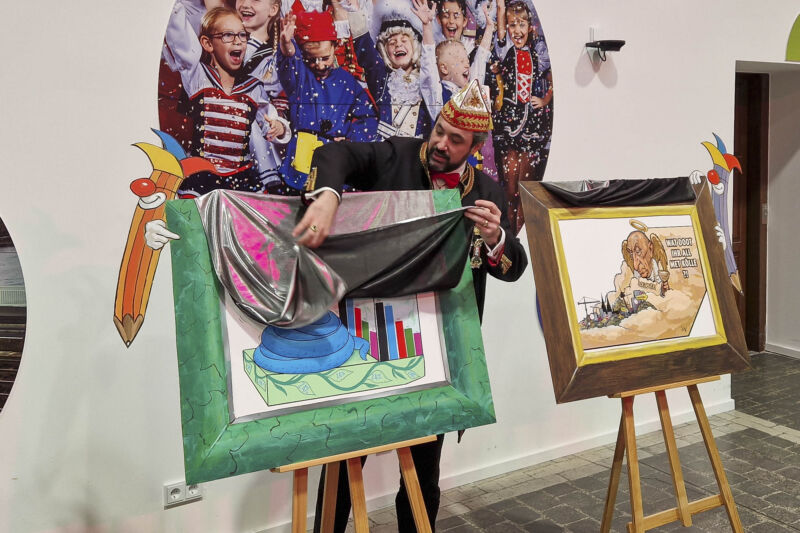 Zugleiter Marc Michelske präsentiert Motive von Persiflagewagen im Kölner Rosenmontagszug der Session 2026