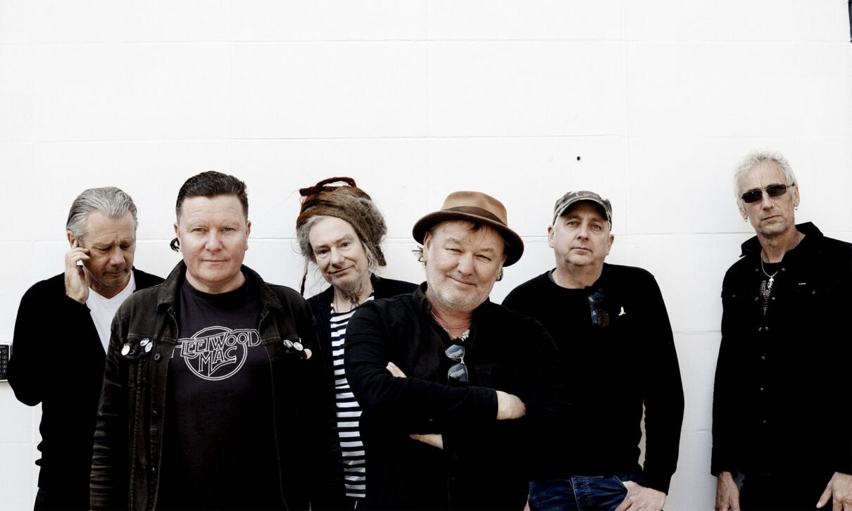 Die Musiker der britichen Folk-Rock-Band Levellers vor einem weißen Hintergrund.