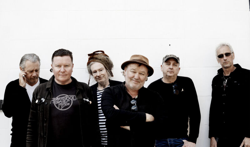 Die Musiker der britichen Folk-Rock-Band Levellers vor einem weißen Hintergrund.