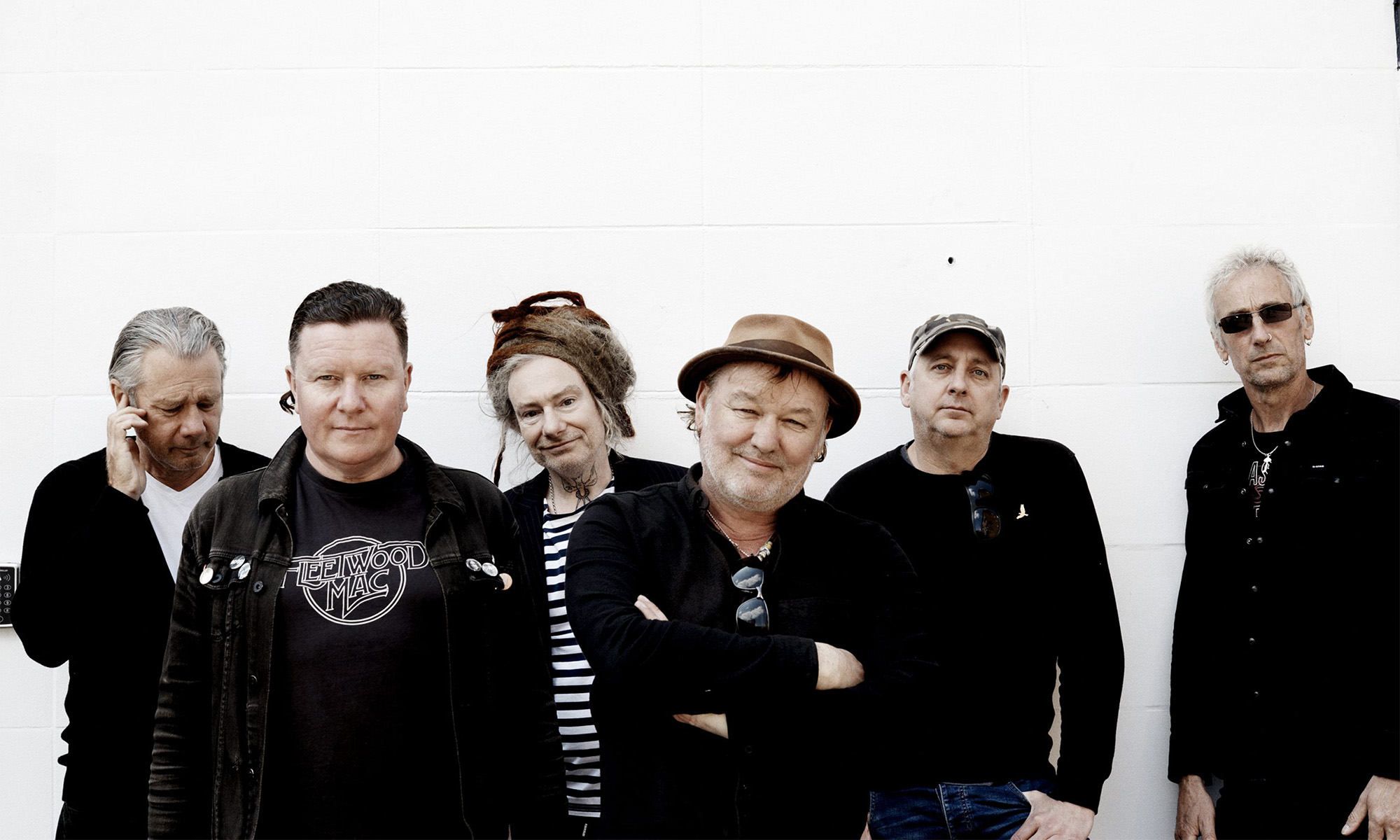 Die Musiker der britichen Folk-Rock-Band Levellers vor einem weißen Hintergrund.