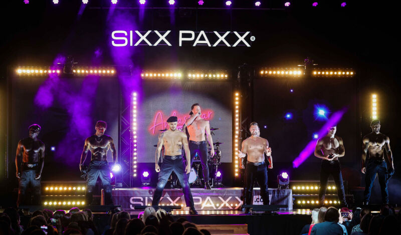 Die Sixx Paxx stehen bei einem Auftritt auf der Bühne.