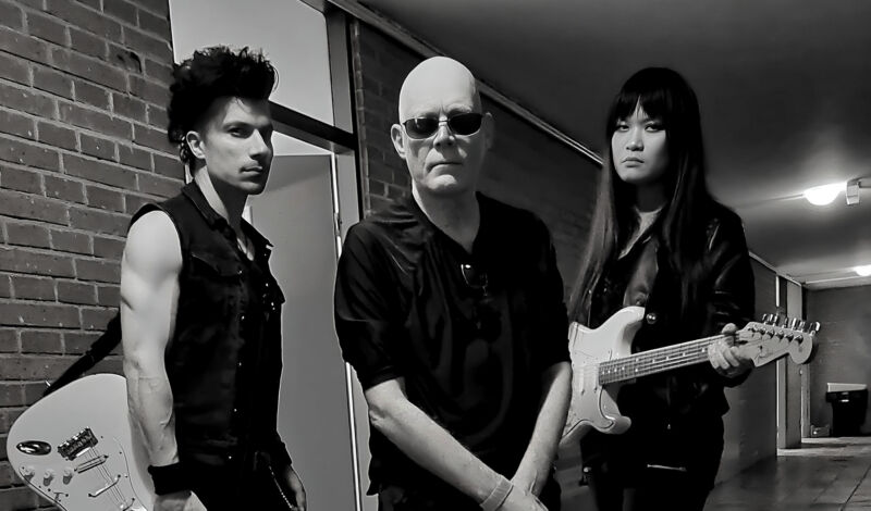 Andrew Eldritch (mi.) und zwei weitere Musiker der Band The Sisters of Mercy