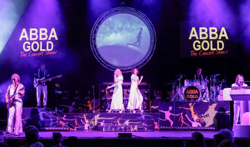 Die Tribute-Band Abba Gold bei einem Auftritt auf der Bühne