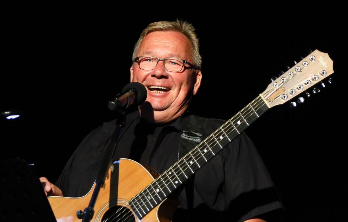 Bernd Stelter mit Gitarre auf Bühne