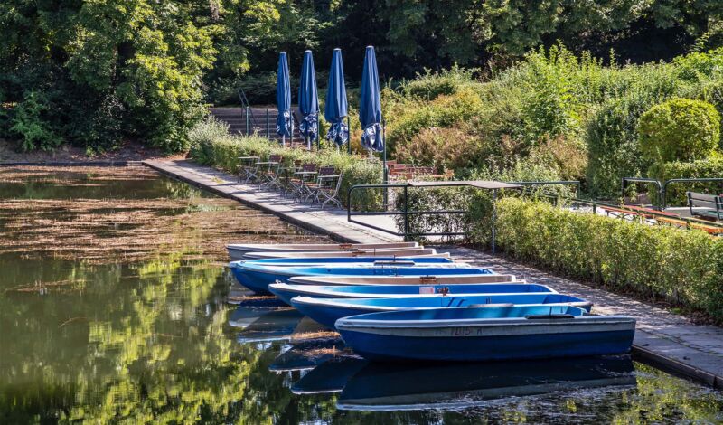 Boote liegen auf dem See im Blücherpark vor dem Biergarten