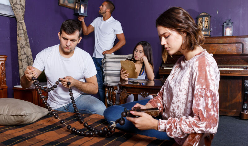 Zwei Frauen und zwei Männer rätseln in einem Escape-Room