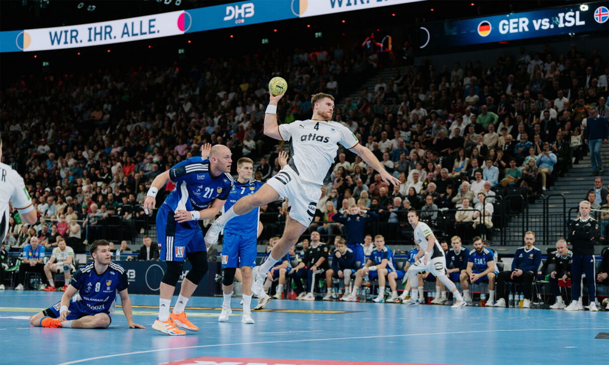 Die Deutsche Nationalmannschaft im Handball in einer Angriffsaktion während eines Länderspiels