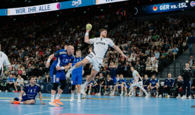 Die Deutsche Nationalmannschaft im Handball in einer Angriffsaktion während eines Länderspiels