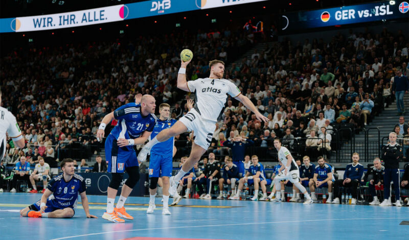 Die Deutsche Nationalmannschaft im Handball in einer Angriffsaktion während eines Länderspiels