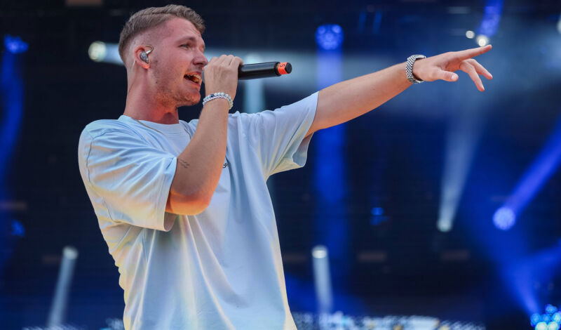 Schlagersänger Julian Sommer bei einem Auftritt auf der Bühn