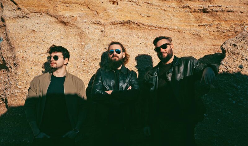 Die drei Musiker der griechischen Heavy-Metal-Band Khirki.