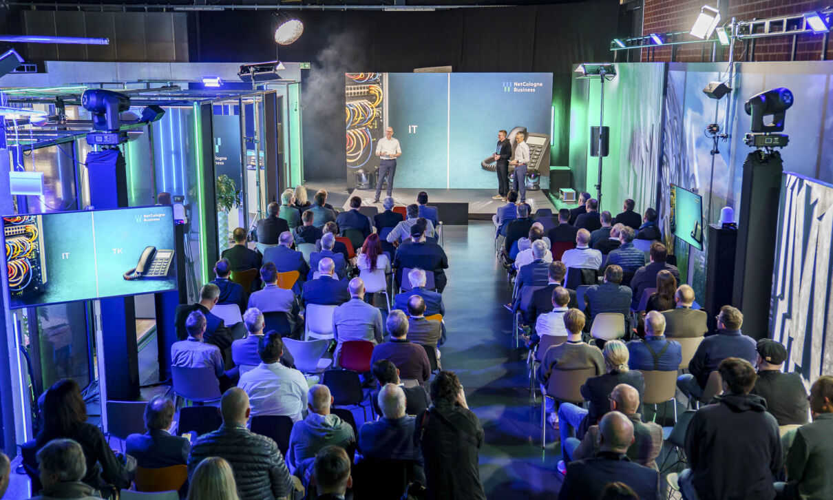 Präsentation auf der Bühne vor Publikum während des NetCologne Business Zukunftstages.