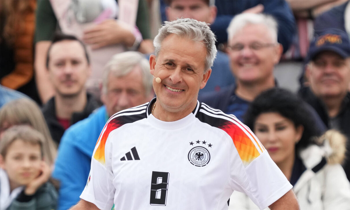 Der frühere Spieler des 1. FC Köln und Nationalspieler Pierre Littbarski in einem Trikot der Nationalmannschaft mit der Nummer 8.