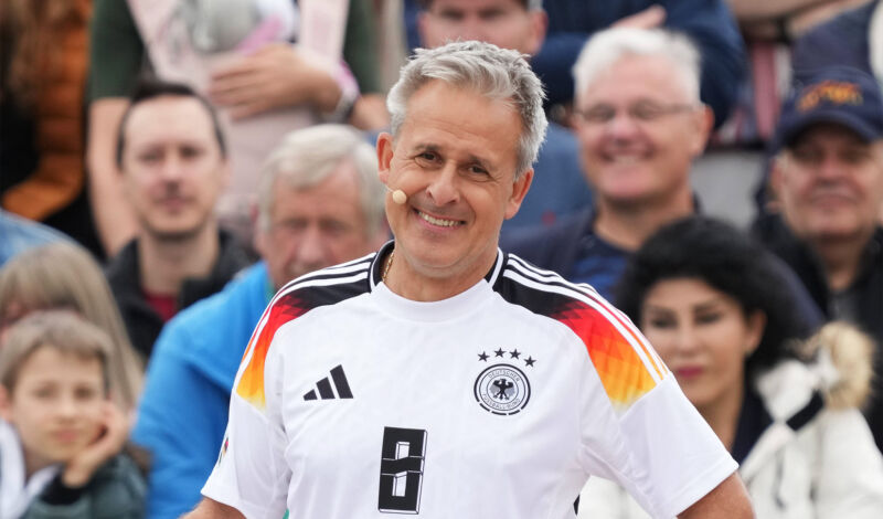 Der frühere Spieler des 1. FC Köln und Nationalspieler Pierre Littbarski in einem Trikot der Nationalmannschaft mit der Nummer 8.