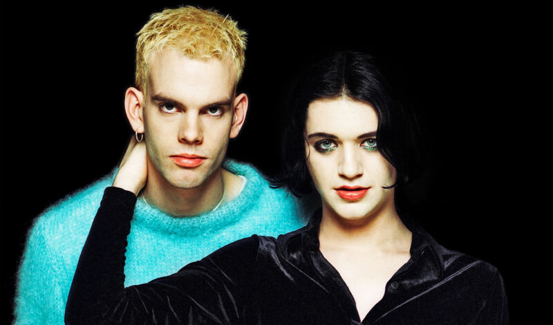 Stefan Olsdal (li.) und Brian Molko (re.) von der Band Placebo vor schwarzem Hintergrund