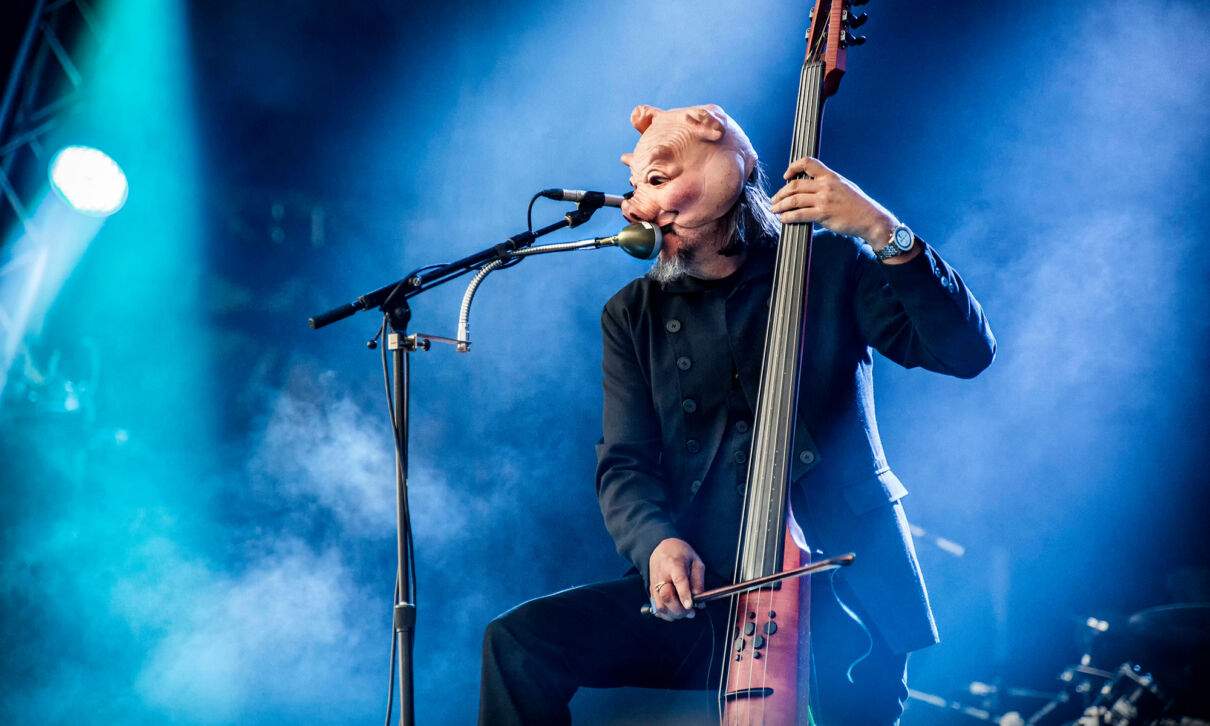 Lee Claypool von der Band Primus bei einem Konzert auf der Bühne