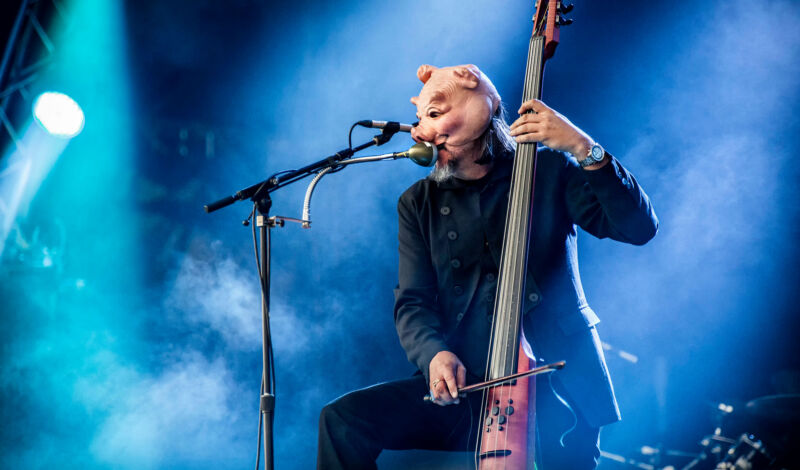 Lee Claypool von der Band Primus bei einem Konzert auf der Bühne