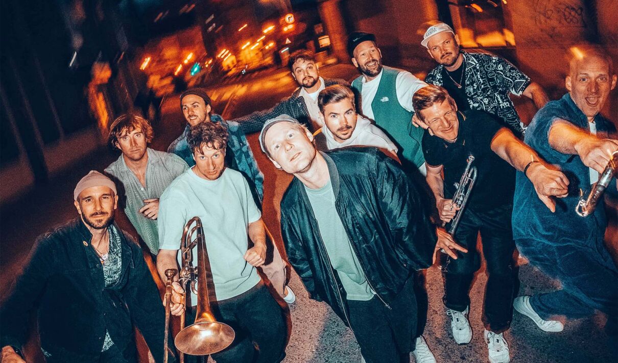 Die Musiker der Bonner Brass-Band Querbeat in der Dämmerung