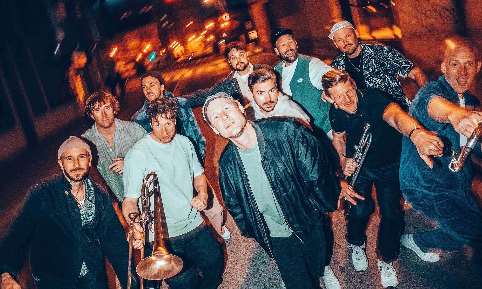 Die Musiker der Bonner Brass-Band Querbeat in der Dämmerung