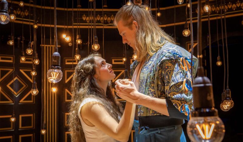 Die beiden Hauptdarsteller des Musicals "Romeu & Julia - Liebe ist alles"