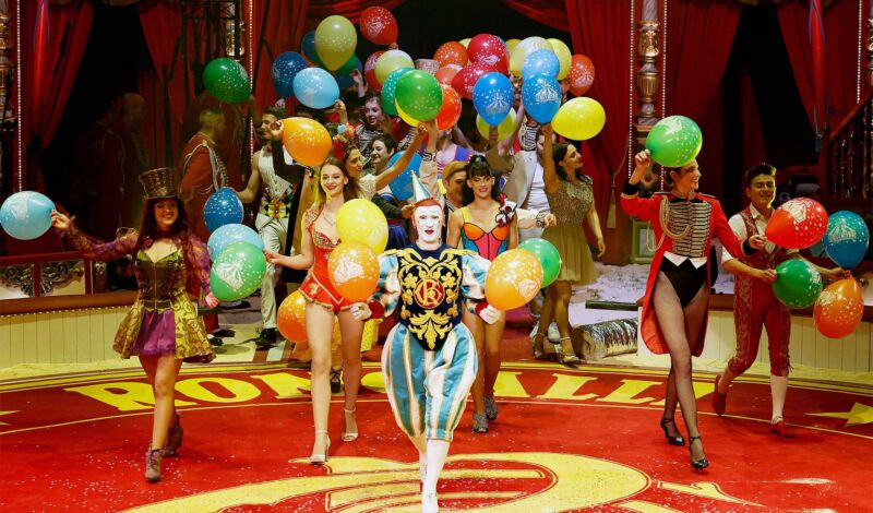 Die Künstler und Artisten des Circus Roncalli verabschieden sich im Finale vom Publikum