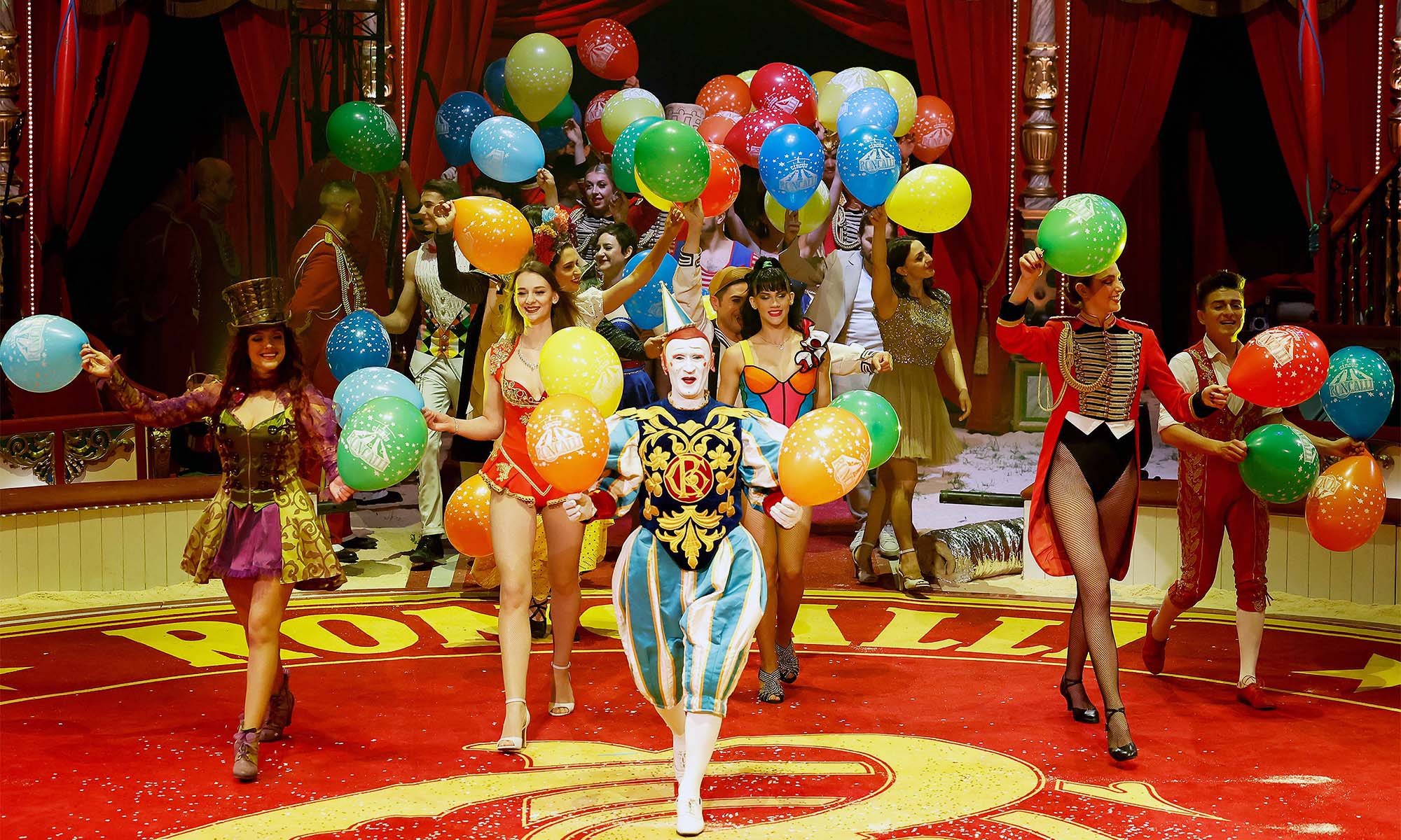 Die Künstler und Artisten des Circus Roncalli verabschieden sich im Finale vom Publikum