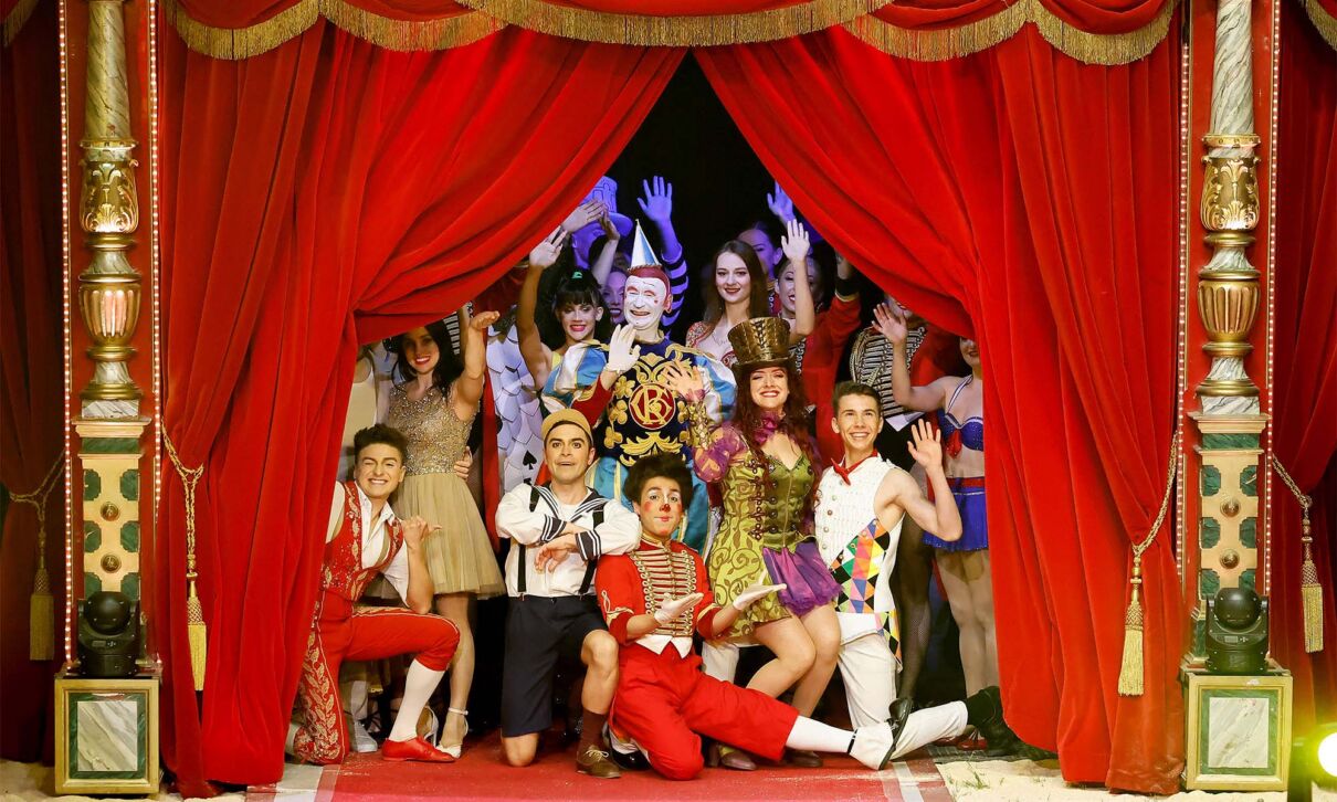 Die Künstler und Artisten des Circus-Theater Roncalli verabschieden sich im Finale vom Publikum