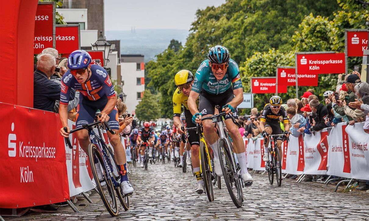Rennradfahrer bei Rund um Köln im Anstieg zum Schloss Bensberg