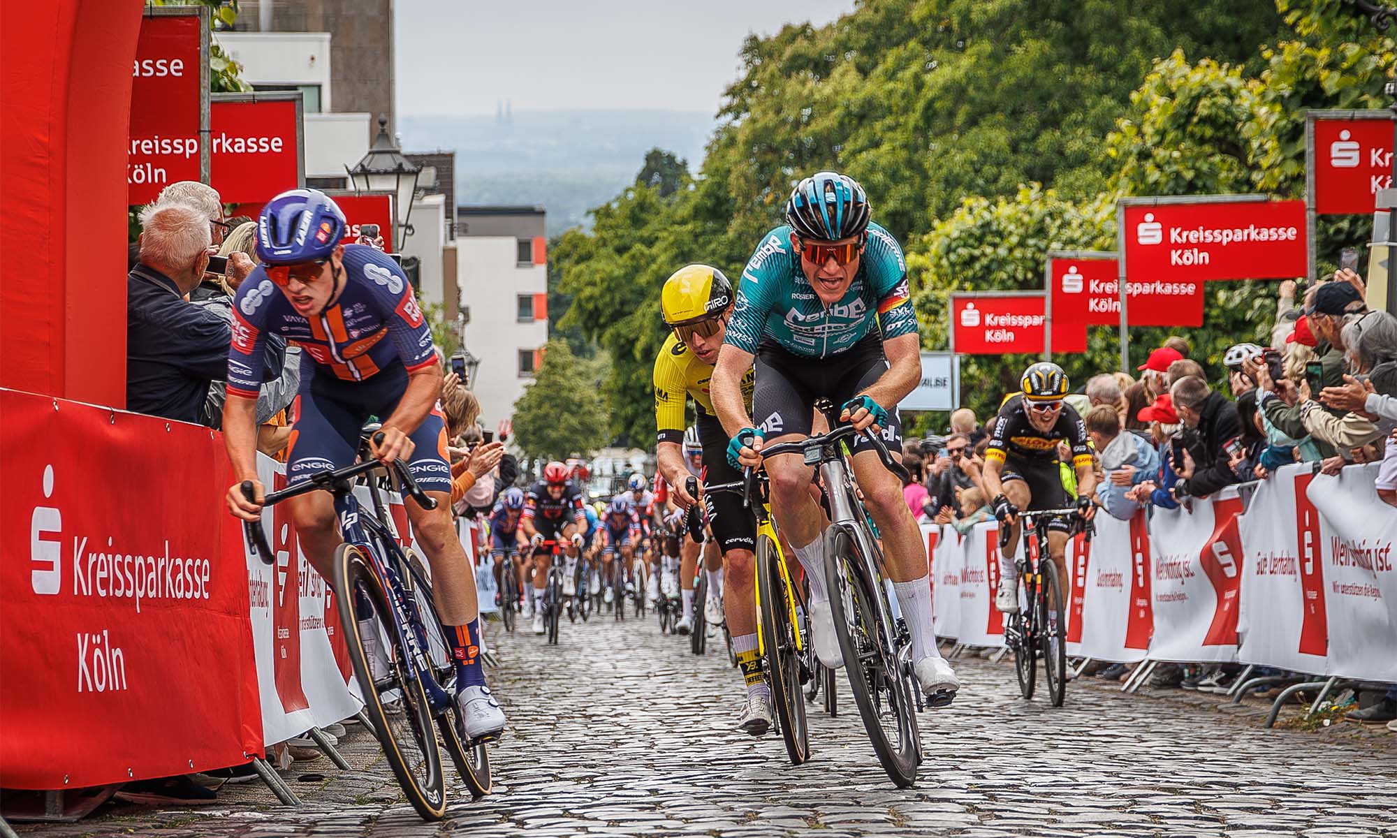 Rennradfahrer bei Rund um Köln im Anstieg zum Schloss Bensberg
