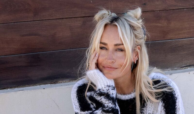 Die Sängerin Sarah Connor stützt ihr Kinn auf die Hand