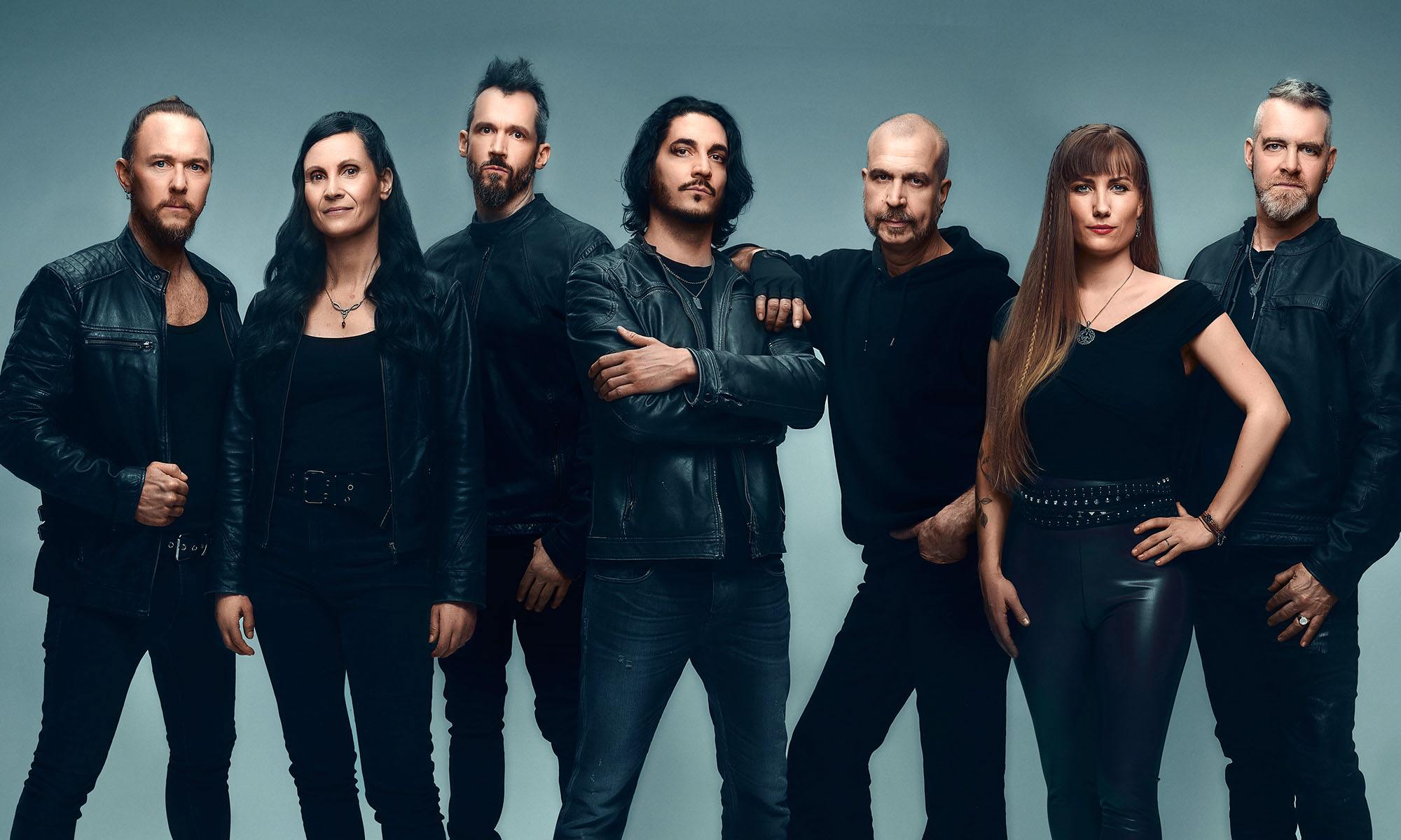 Die Musiker der Mittelalterrockband Schandmaul vor blaugrauem Hintergrund.